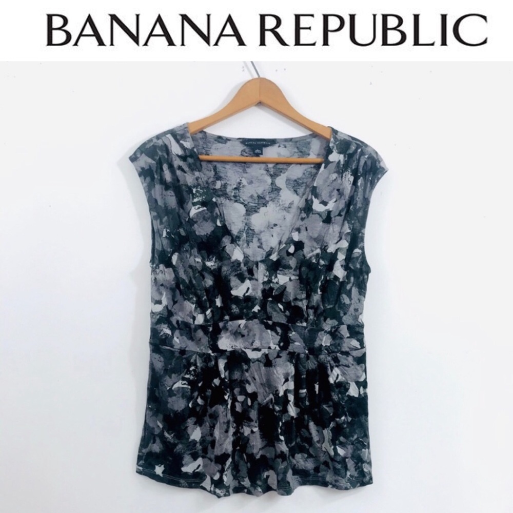Banana Republic black floral sleeveless blouse